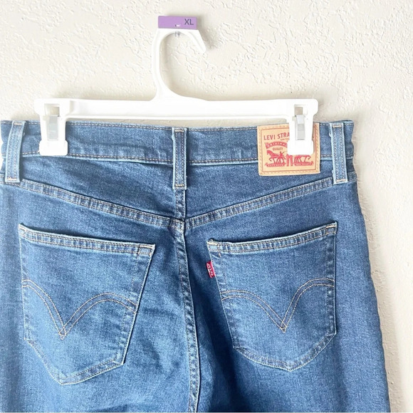 Levi's Jeans Women's 30 High Waisted Mom Jeans in Winter Cloud Wash - Picture 6 of 9
